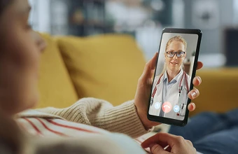 Médica realizando acompanhamento online